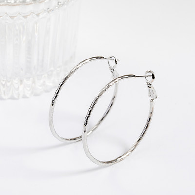 Arany és ezüst karikás fülbevaló nőknek