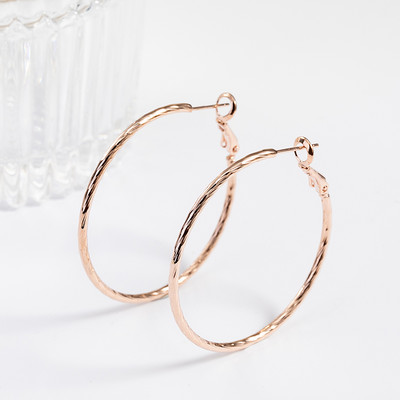 Arany és ezüst karikás fülbevaló nőknek