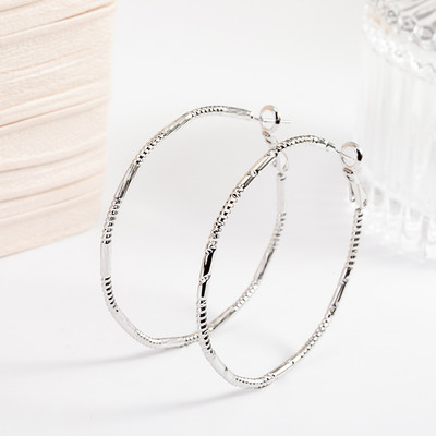 Arany és ezüst karikás fülbevaló nőknek