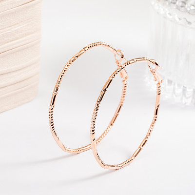 Arany és ezüst karikás fülbevaló nőknek