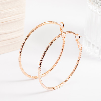 Arany és ezüst karikás fülbevaló nőknek