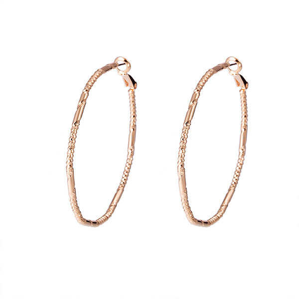 Arany és ezüst karikás fülbevaló nőknek