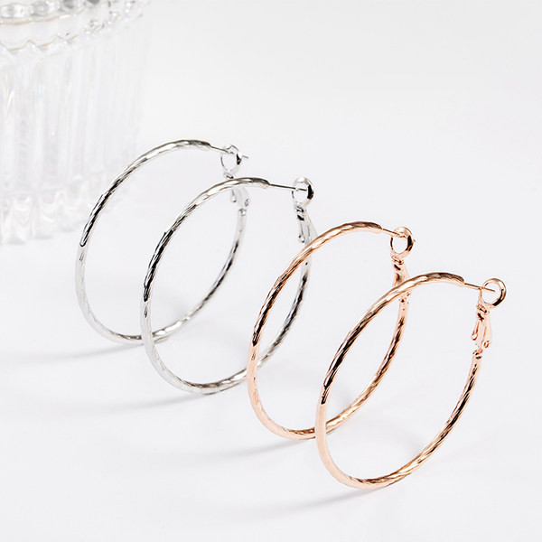 Arany és ezüst karikás fülbevaló nőknek