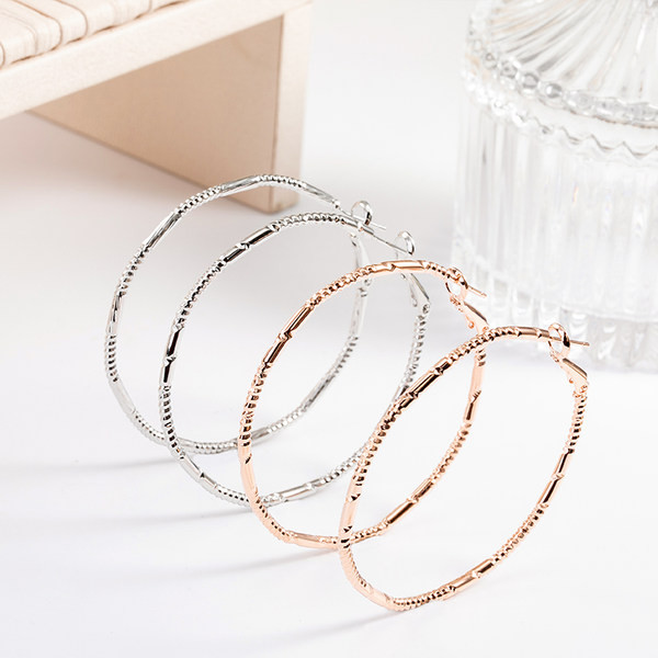 Arany és ezüst karikás fülbevaló nőknek