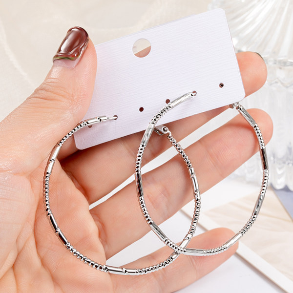 Arany és ezüst karikás fülbevaló nőknek