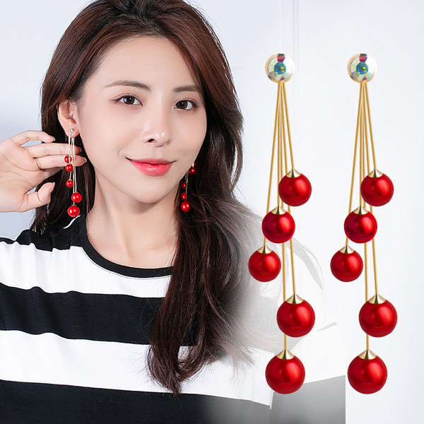 Hosszú, elegáns női fülbevaló színes gyöngyökkel