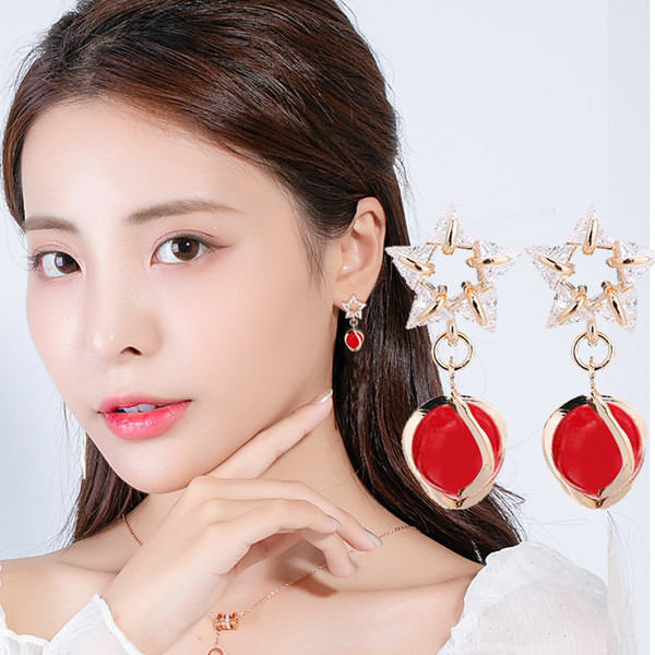 Női fülbevaló piros gyöngyökkel