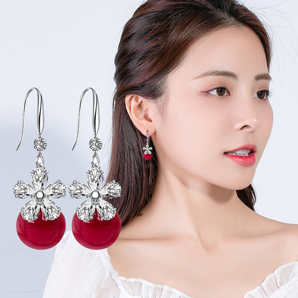 Női fülbevaló piros gyöngyökkel