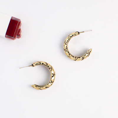 Női fülbevaló arany színben csavarral