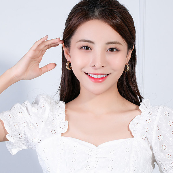 Női fülbevaló arany színben csavarral