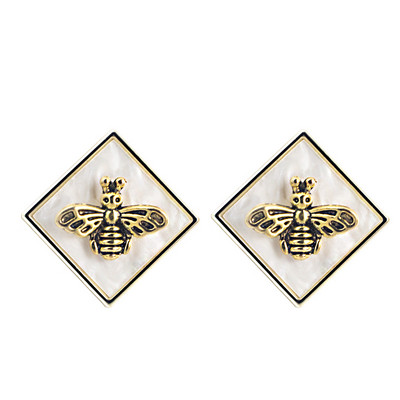 Elegáns kis fülbevaló nőknek