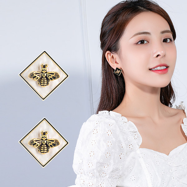 Elegáns kis fülbevaló nőknek