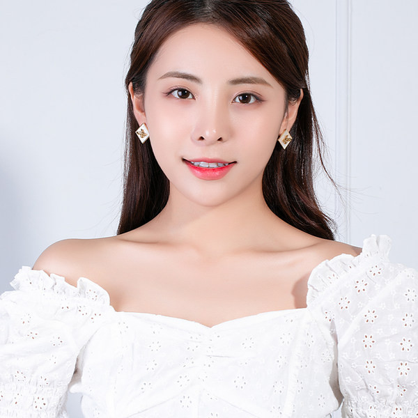 Elegáns kis fülbevaló nőknek