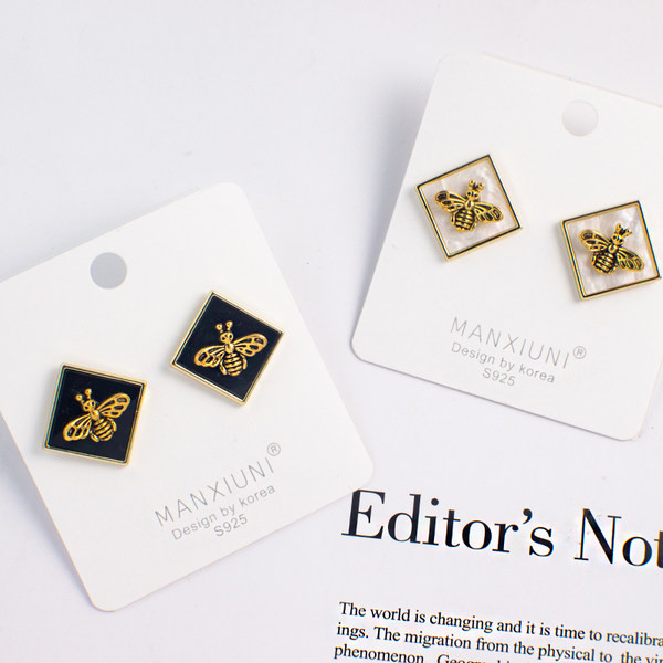 Elegáns kis fülbevaló nőknek