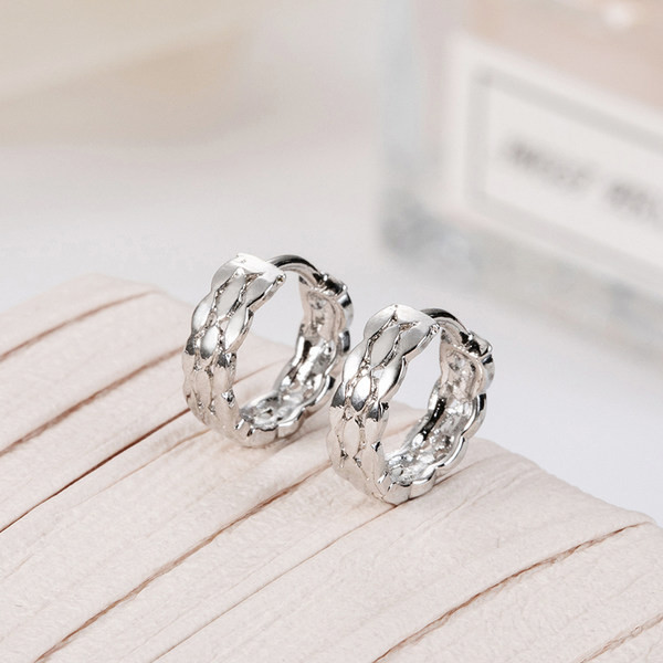 Modern női fülbevaló kerek formában - ezüst színű