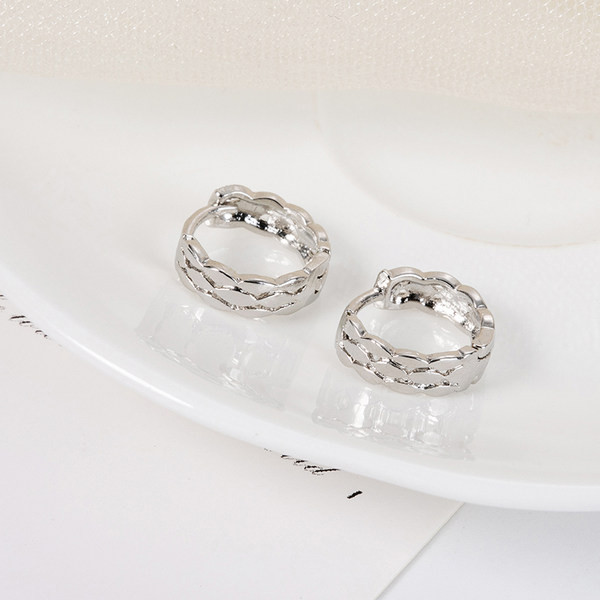 Modern női fülbevaló kerek formában - ezüst színű