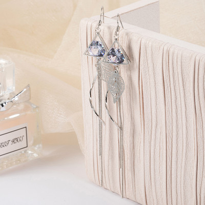 Hosszú női fülbevaló díszítő kövekkel és levelekkel