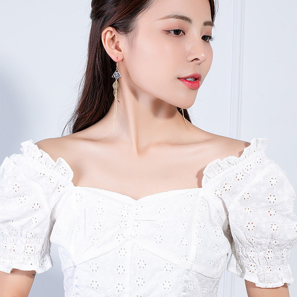 Hosszú női fülbevaló díszítő kövekkel és levelekkel