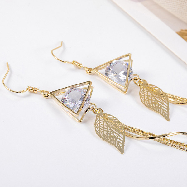 Hosszú női fülbevaló díszítő kövekkel és levelekkel