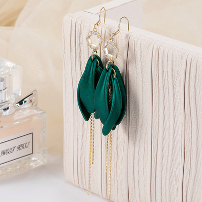 Színes elegáns fülbevaló arany színben