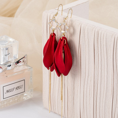 Színes elegáns fülbevaló arany színben