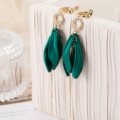 Színes elegáns fülbevaló arany színben