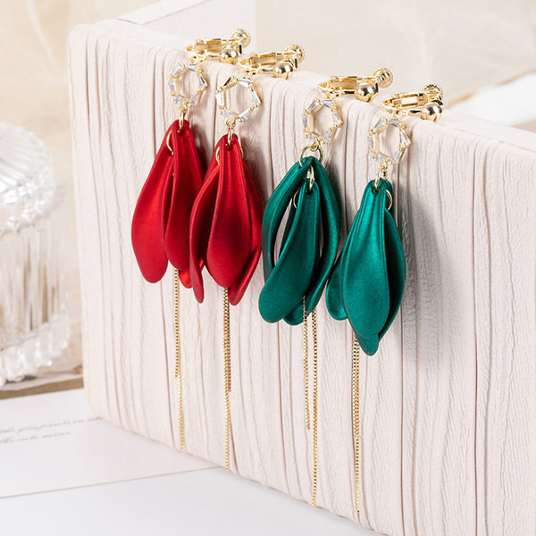 Színes elegáns fülbevaló arany színben