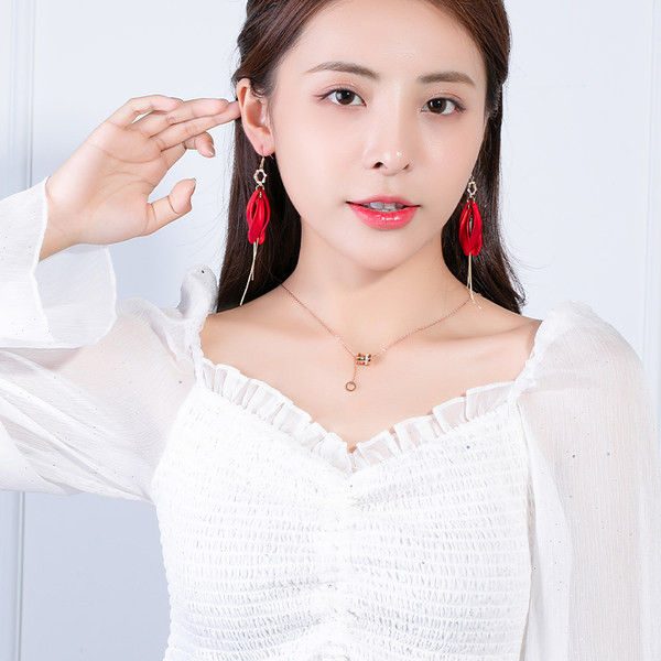 Színes elegáns fülbevaló arany színben