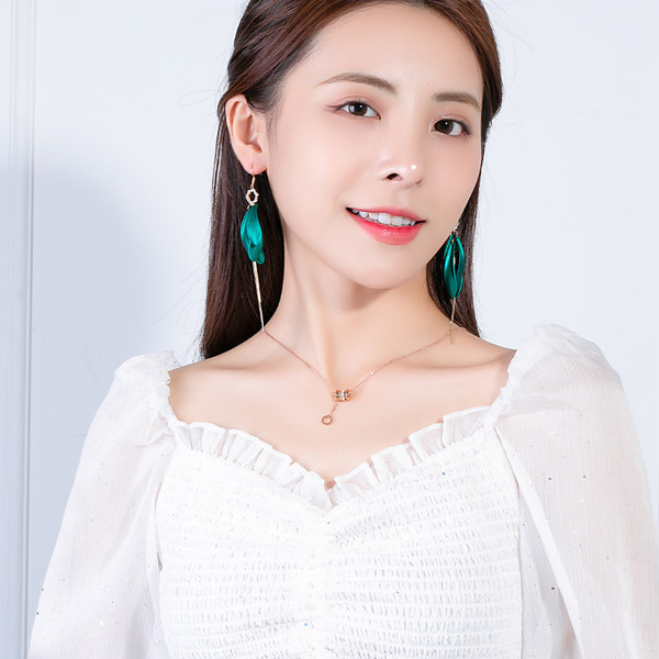 Színes elegáns fülbevaló arany színben