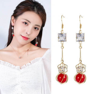 Női fülbevaló díszítő kövekkel és gyöngyökkel