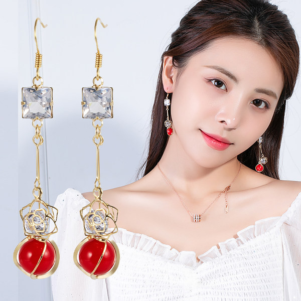 Női fülbevaló díszítő kövekkel és gyöngyökkel