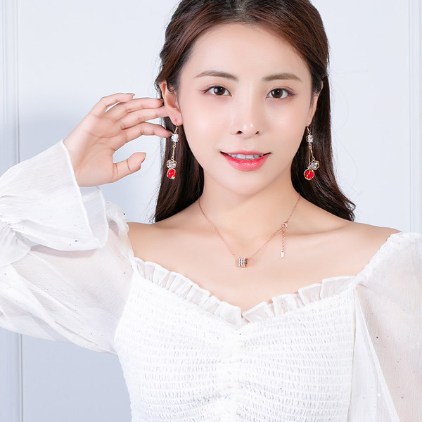 Női fülbevaló díszítő kövekkel és gyöngyökkel