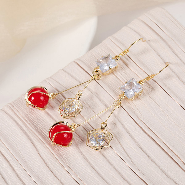 Női fülbevaló díszítő kövekkel és gyöngyökkel