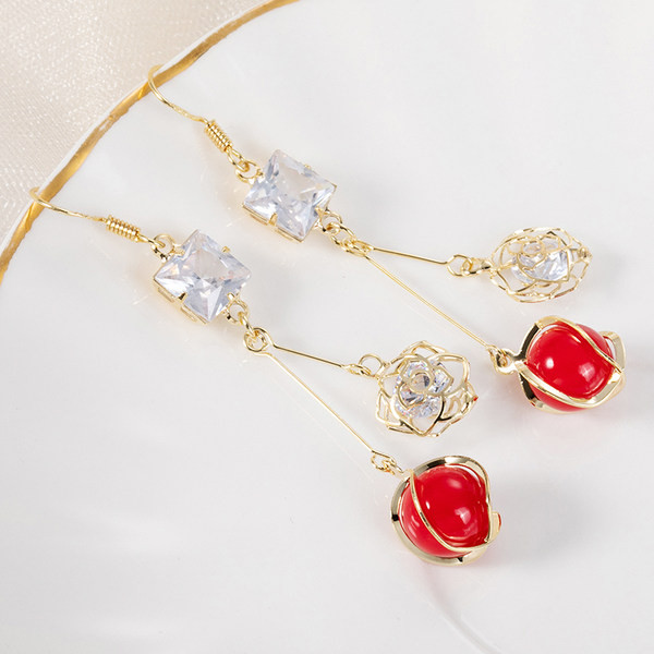 Női fülbevaló díszítő kövekkel és gyöngyökkel