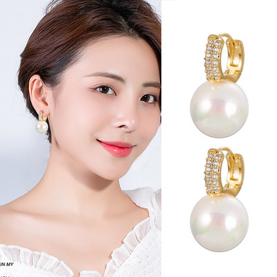 Kis női fülbevaló dekoratív gyöngyökkel