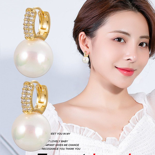 Kis női fülbevaló dekoratív gyöngyökkel