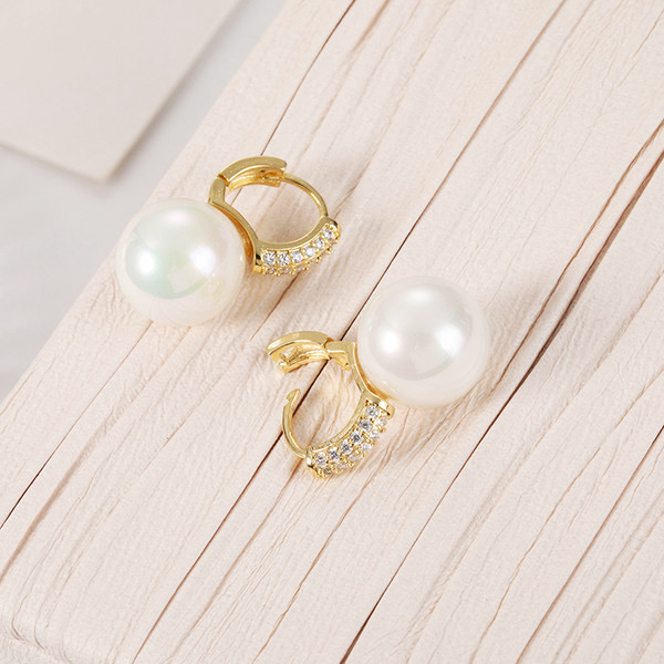 Kis női fülbevaló dekoratív gyöngyökkel