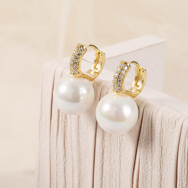 Kis női fülbevaló dekoratív gyöngyökkel