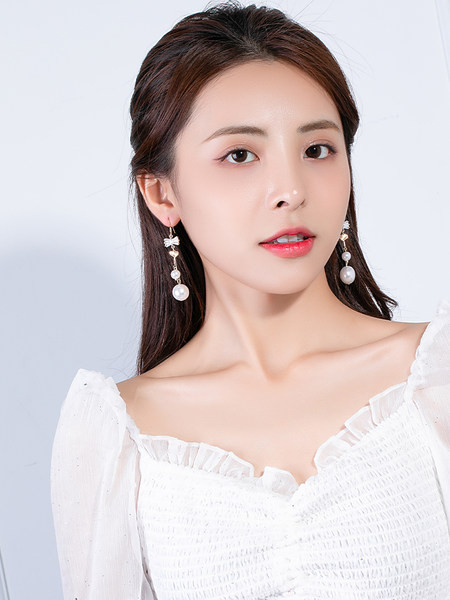 Modern női hosszú fülbevaló kövekkel és gyöngyökkel