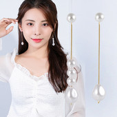 Hosszú, elegáns fülbevaló arany színű dekorgyöngyökkel