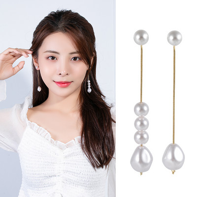 Hosszú, elegáns fülbevaló arany színű dekorgyöngyökkel