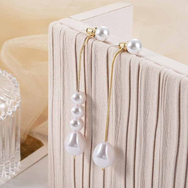 Hosszú, elegáns fülbevaló arany színű dekorgyöngyökkel