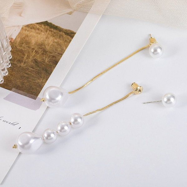 Hosszú, elegáns fülbevaló arany színű dekorgyöngyökkel