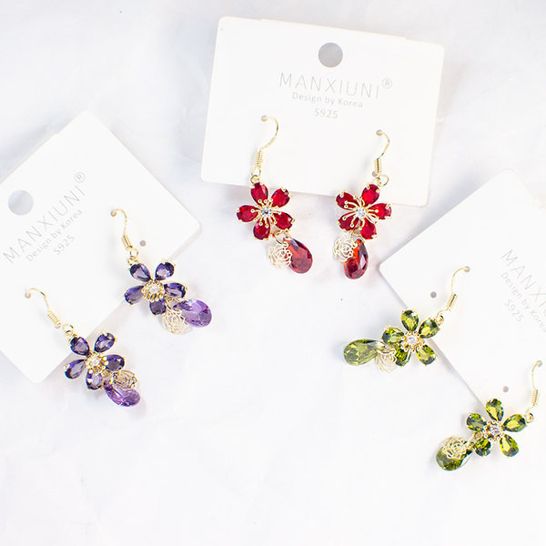 Γυναικεία σκουλαρίκια με διακοσμητικά διαμάντια και λουλούδια