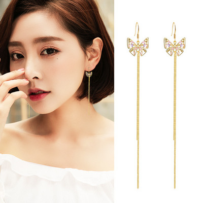 Elegáns, hosszú női fülbevaló díszkövekkel és virágokkal