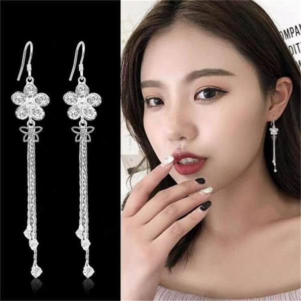 Elegáns, hosszú női fülbevaló díszkövekkel és virágokkal