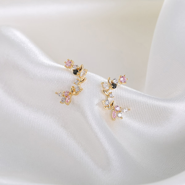 Női fülbevaló dekoratív színes kövekkel, arany színben
