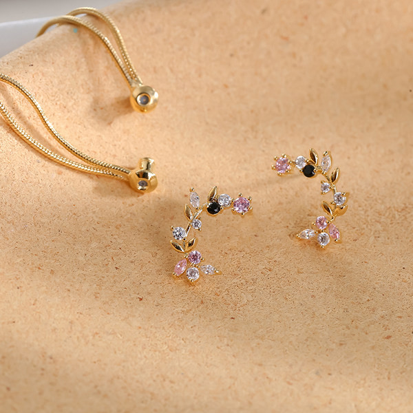 Női fülbevaló dekoratív színes kövekkel, arany színben