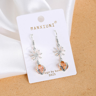 Női fülbevaló dekoratív gyémántokkal, különböző színekben