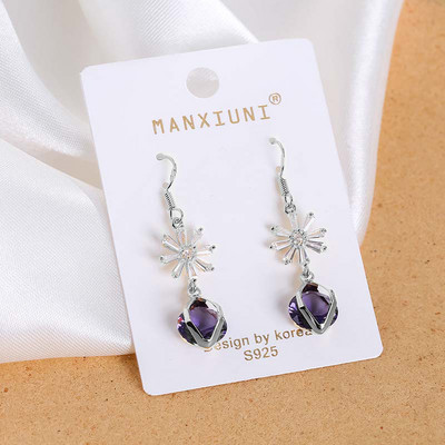 Női fülbevaló dekoratív gyémántokkal, különböző színekben